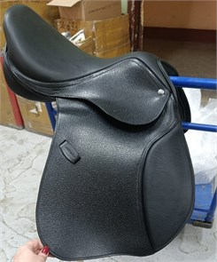 {{photo.Alt || photo.Description || 'Седло LeatherArt Square конкурное, сменные ленчики в комплекте'}}